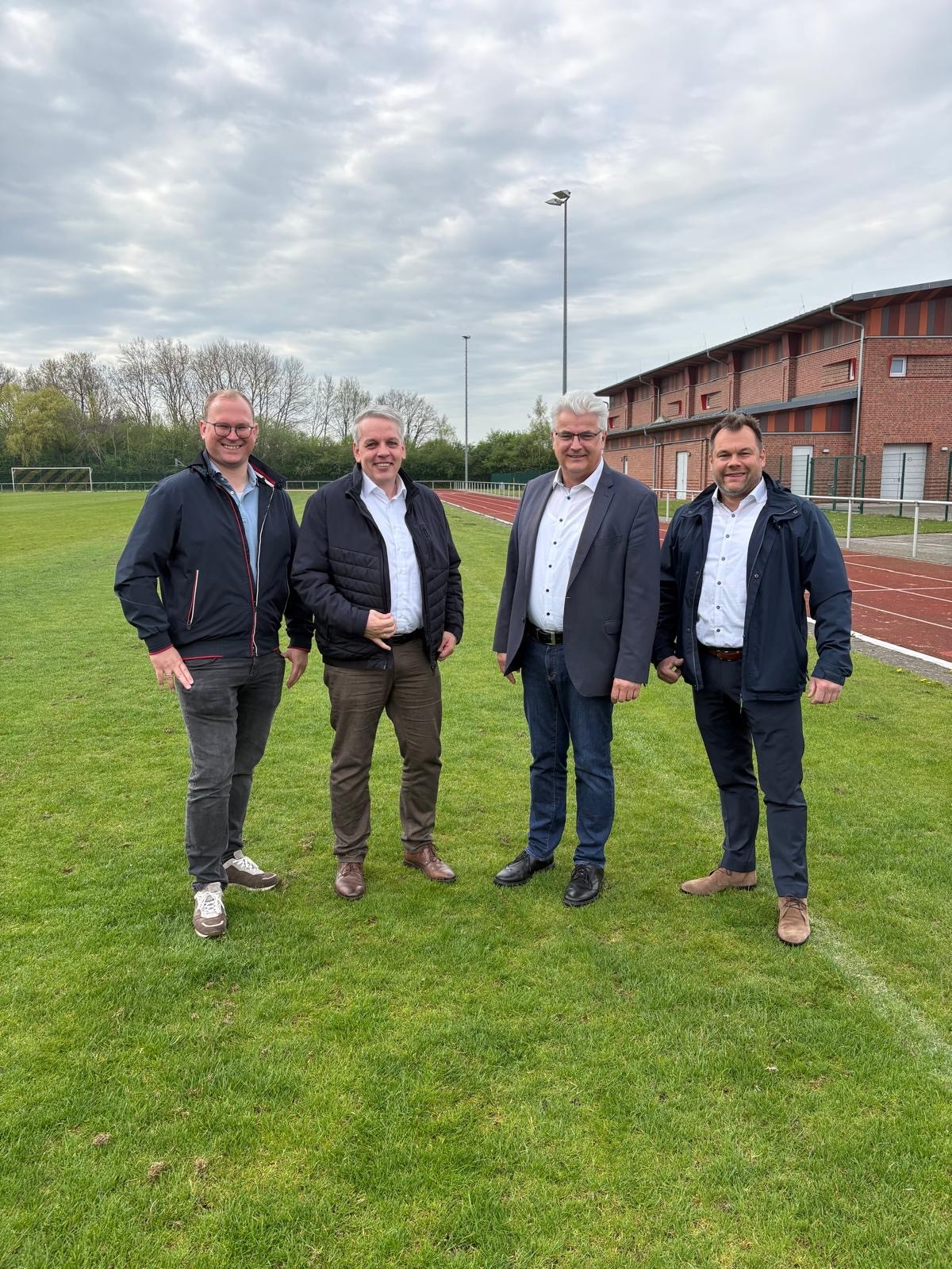 Foto: Freuen sich �ber die F�rderzusage (v.l.): Bernhard Lanz, Fraktionsvorsitzender der W�hlergemeinschaften, Heino Mackenstedt, B�rgermeister der Gemeinde Rehden, Bundestagsabgeordneter Axel Knoerig und Magnus Kiene, B�rgermeister der Samtgemeinde Rehde