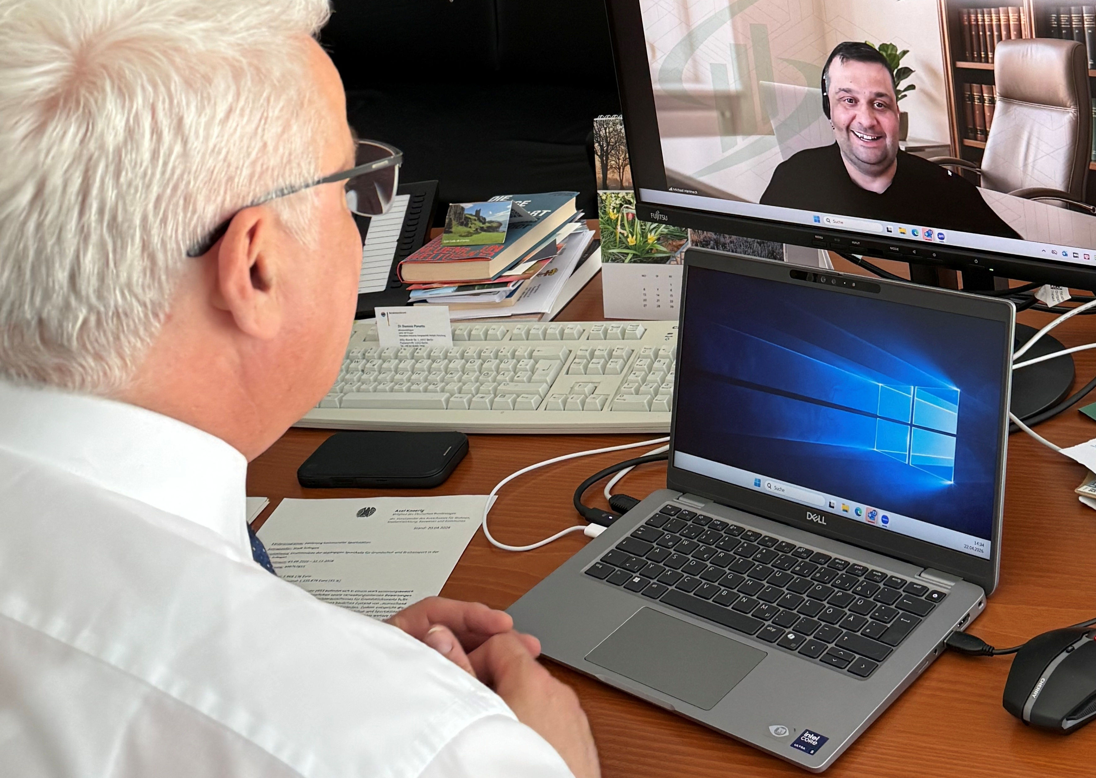 Foto: Axel Knoerig MdB �berbrachte dem Stadtratsvorsitzenden Michael Harimech die gute Nachricht via Videoschalte.