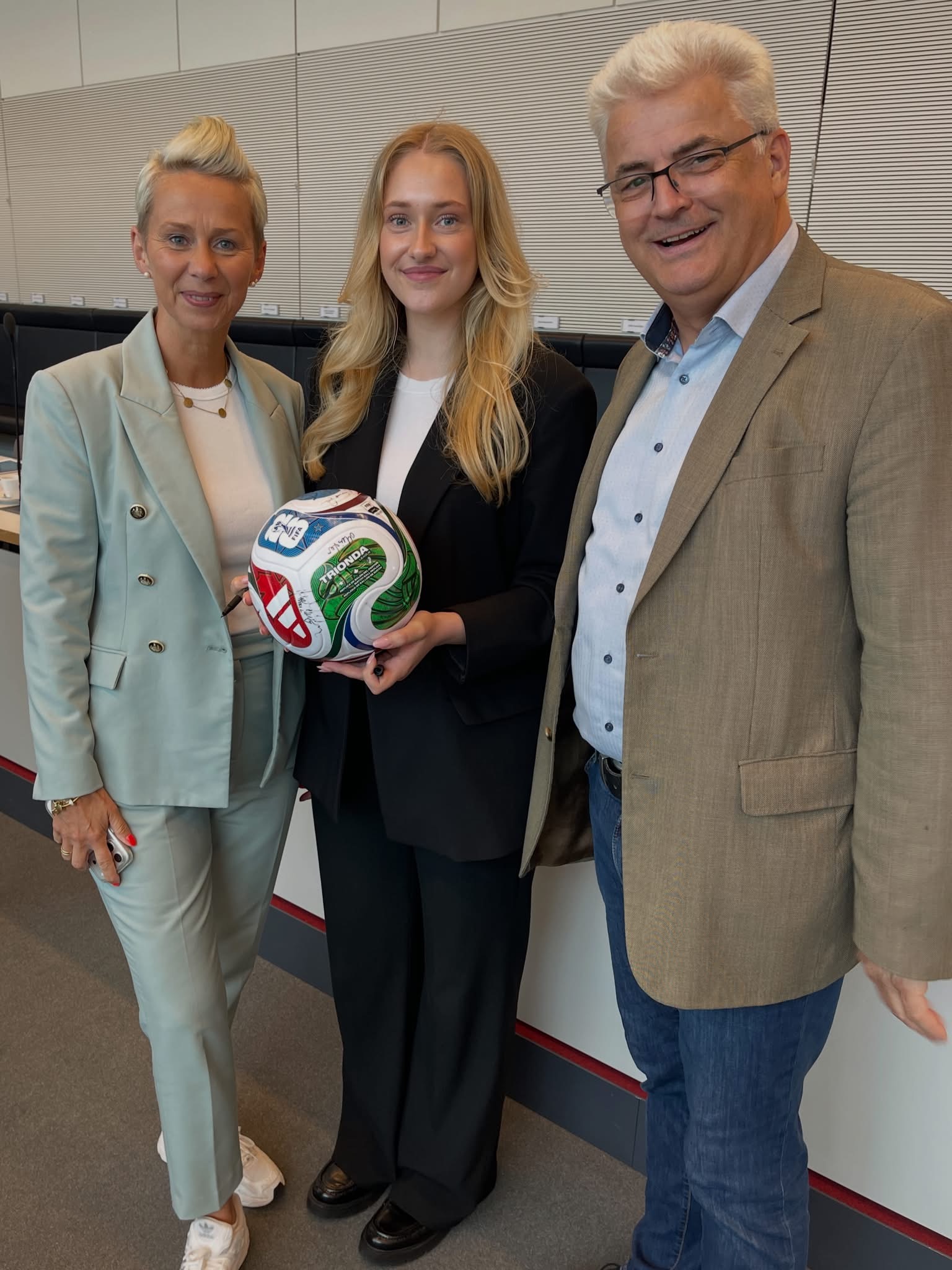 Foto: Axel Knoerig MdB stellte Marit Lemke am Rande der Fraktionssitzung der Staatssekret�rin Silvia Breher vor.
 