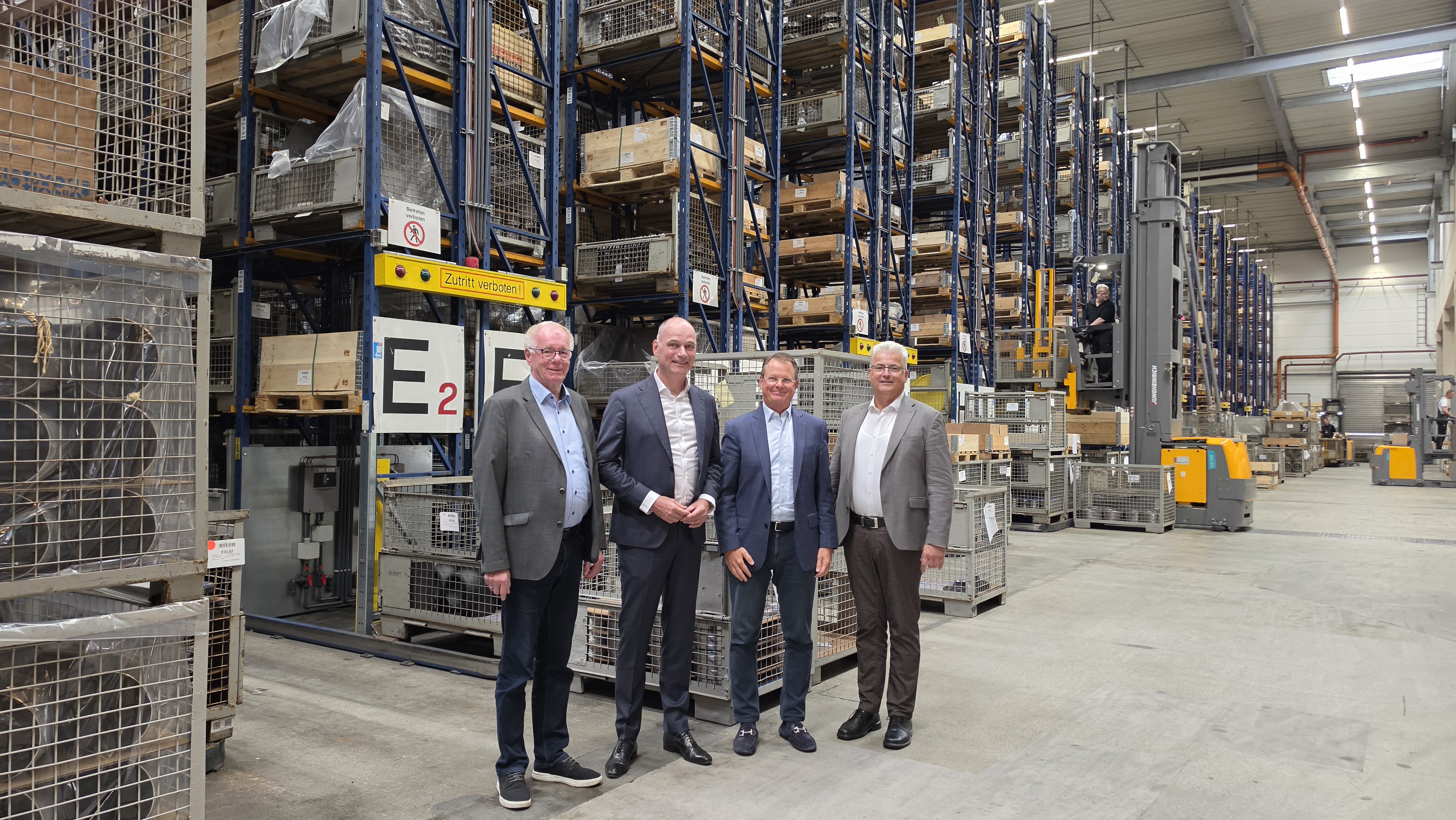 Bildunterschrift: Axel Knoerig (r.) besuchte gemeinsam mit Robert St�ssel (2.v.l.) und Uwe Schweers (l.) den Rohrgro�h�ndler rff um Gesch�ftsf�hrer Michael Allexi.