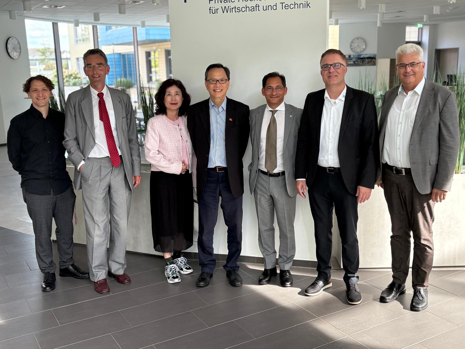 Bildunterschrift (v.l.): Manuele Pilloni, Abraham van Veen, Min Sin-Lin (Referentin Taipeh-Vertretung), Dr. Klement Gu, Prof. Dr. Dennis De, Sven Dohme, Axel Knoerig
