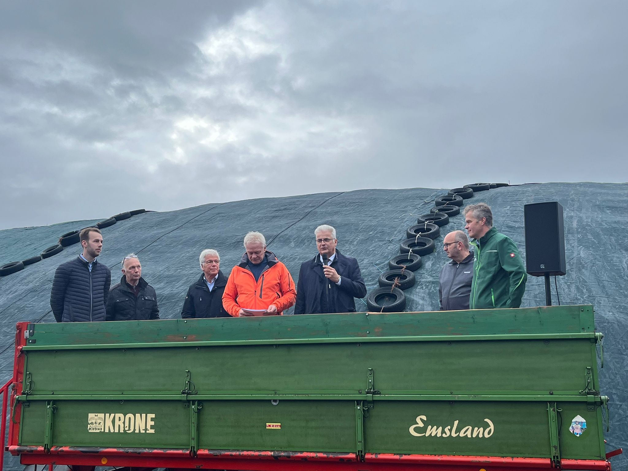 Foto 1: Biogasanlagen-Betreiber Florian und Matthias Stelloh, Landtagsabgeordneter Frank Schmdeke, Bundeslandwirtschaftsminister Alois Rainer, Bundestagsabgeordneter Axel Knoerig, Kreislandwirt Wilken Hartje und Landvolk-Mittelweser-Vorsitzender Christop