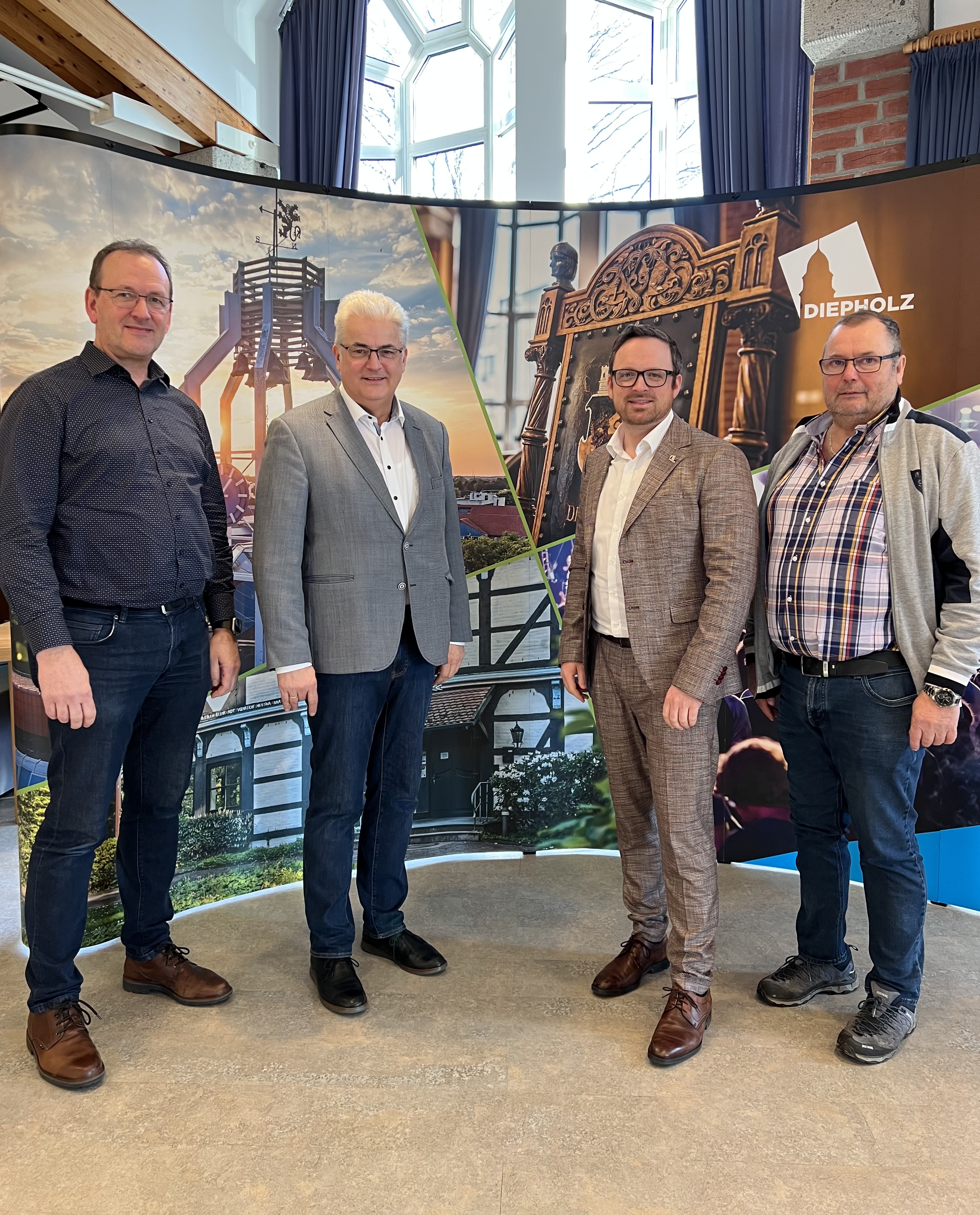Auf Initiative der Diepholzer CDU-Stadtratsfraktion traf der heimische Bundestagsabgeordnete Axel Knoerig (2.v.l.) in dieser Woche B�rgermeister Florian Marr� (2.v.r.). An dem Gespr�ch im Rathaus nahmen ferner der Fraktionsvorsitzende Wilhelm Paradiek (r.